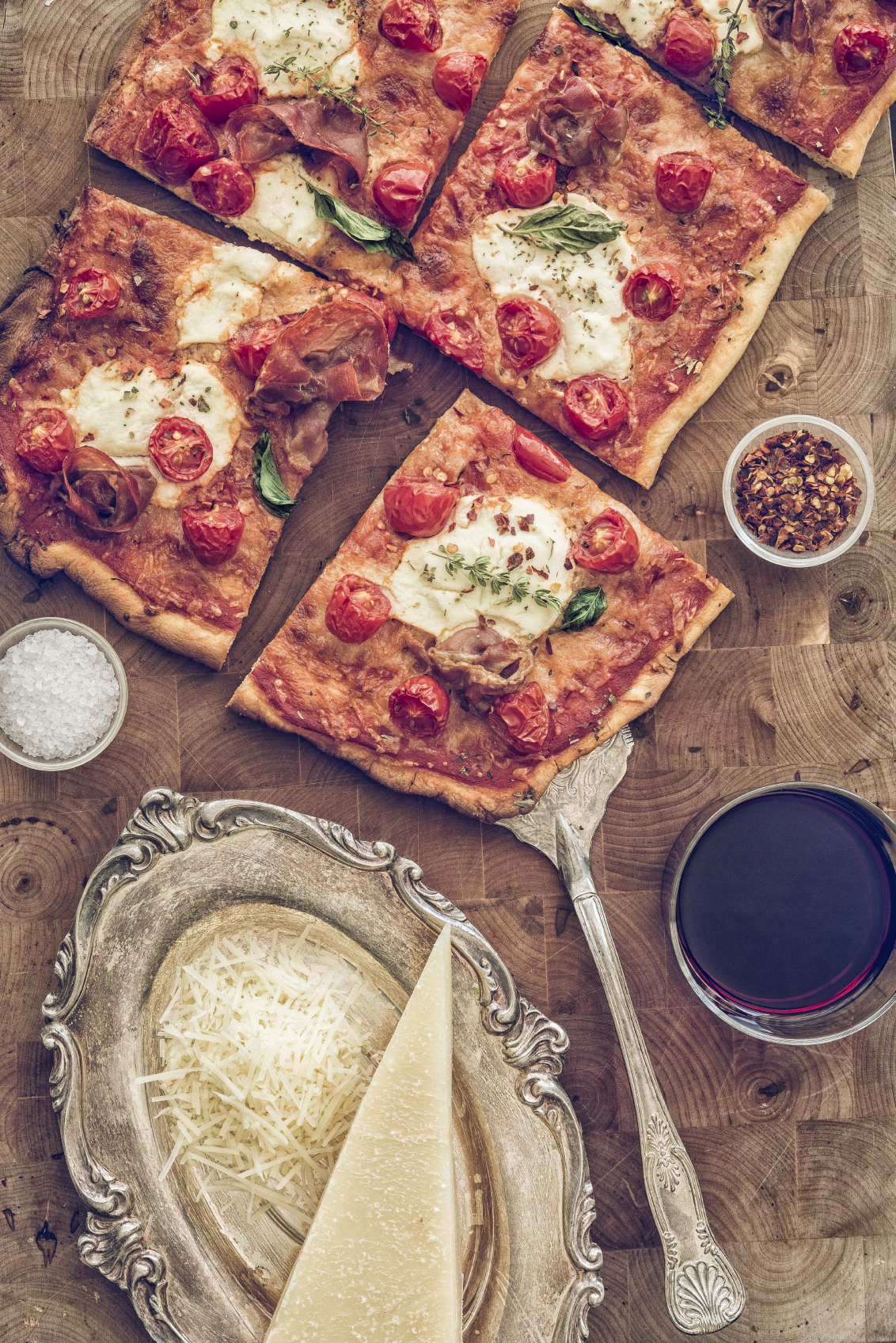 Pizza con serrano y tomates al orégano Pizza con serrano y tomates al orégano