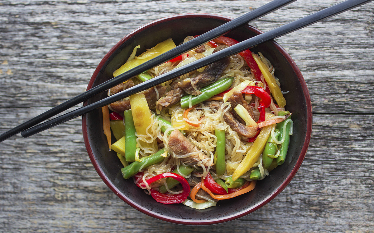 Noodles transparentes con ternera y verduritas 