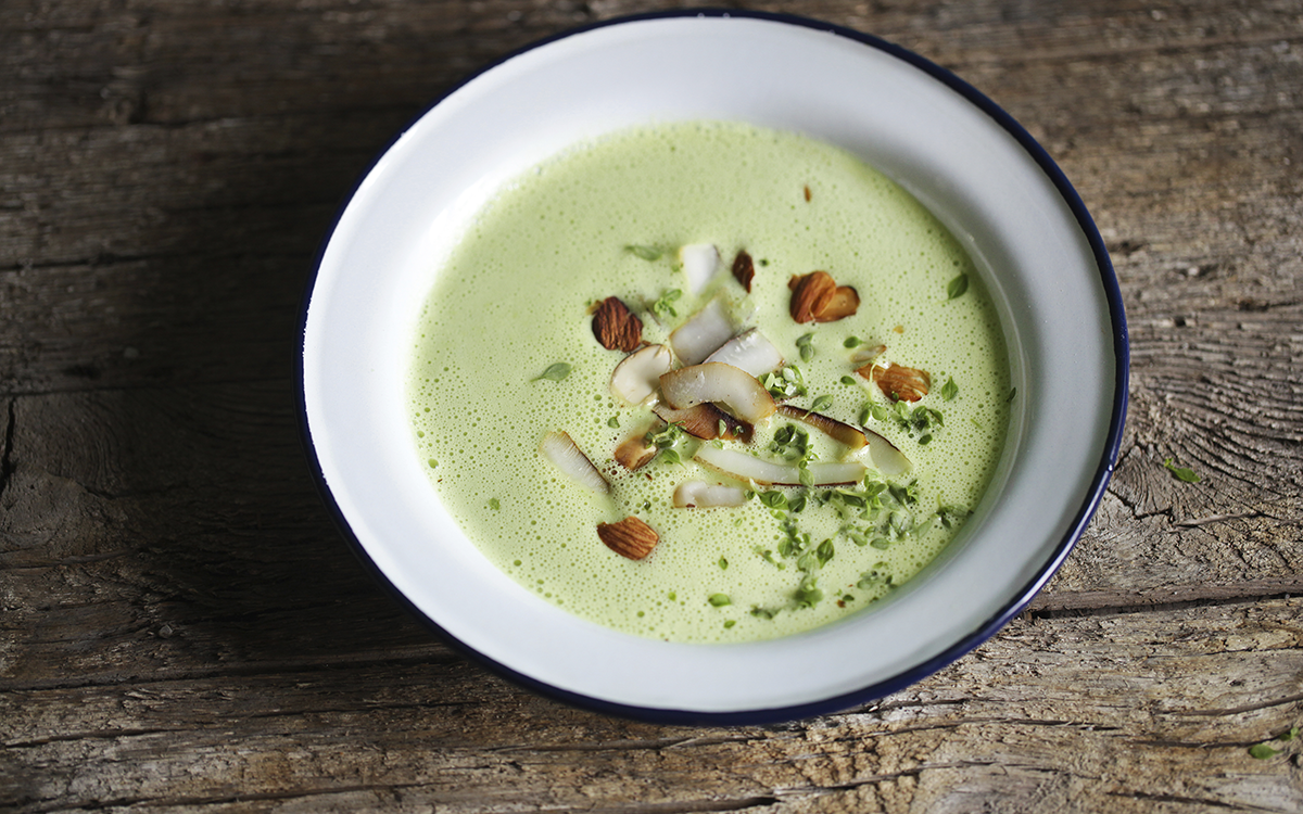 Crema de guisantes con coco y almendras