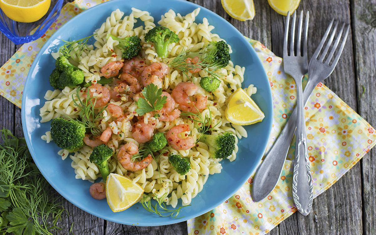 Pasta con gambas y brócoli