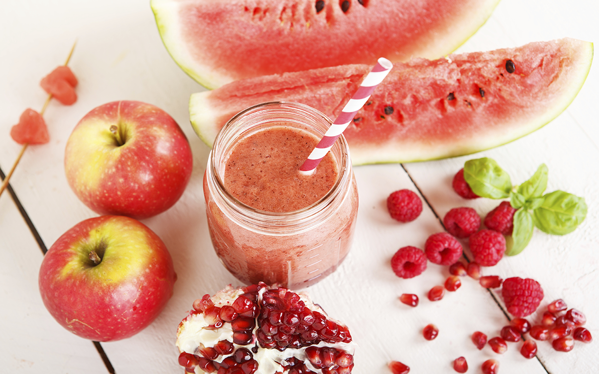 Smoothie de sandía, manzana, granada y frambuesa