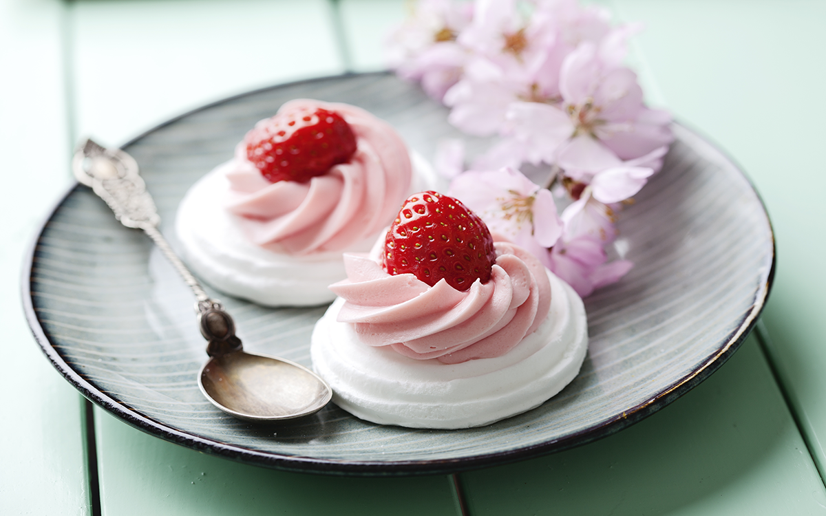 Pasteles de merengue y fresa