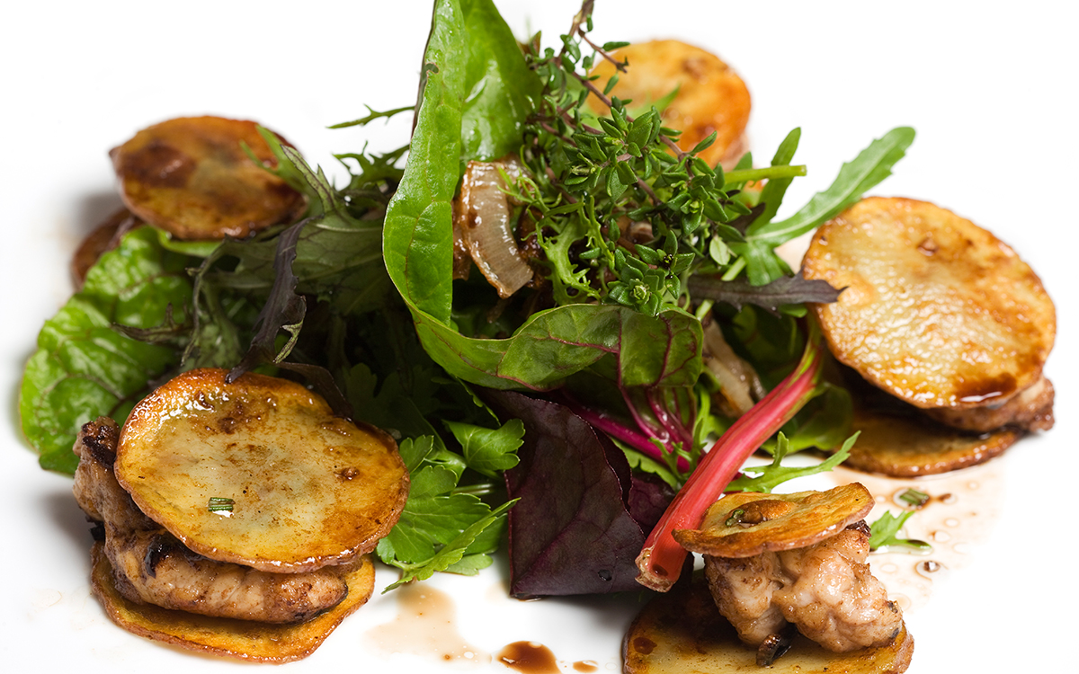 Mollejas de ternera con patatas asadas y ensalada