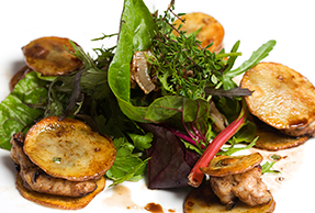 Mollejas de ternera con patatas asadas y ensalada Mollejas de ternera con patatas asadas y ensalada