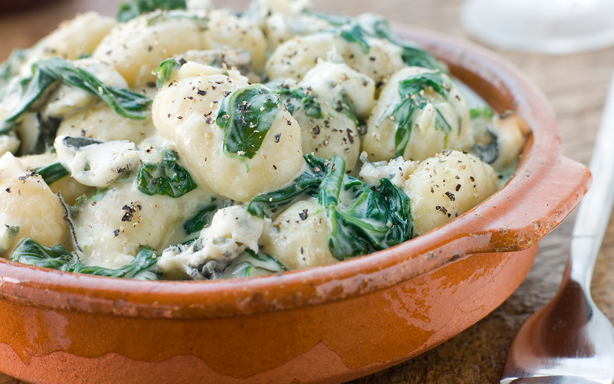 Ñoquis con espinacas y salsa gorgonzola