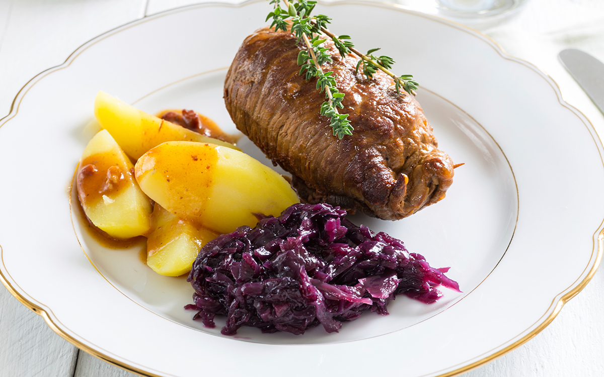 Rulo de ternera guisada con patatas y lombarda