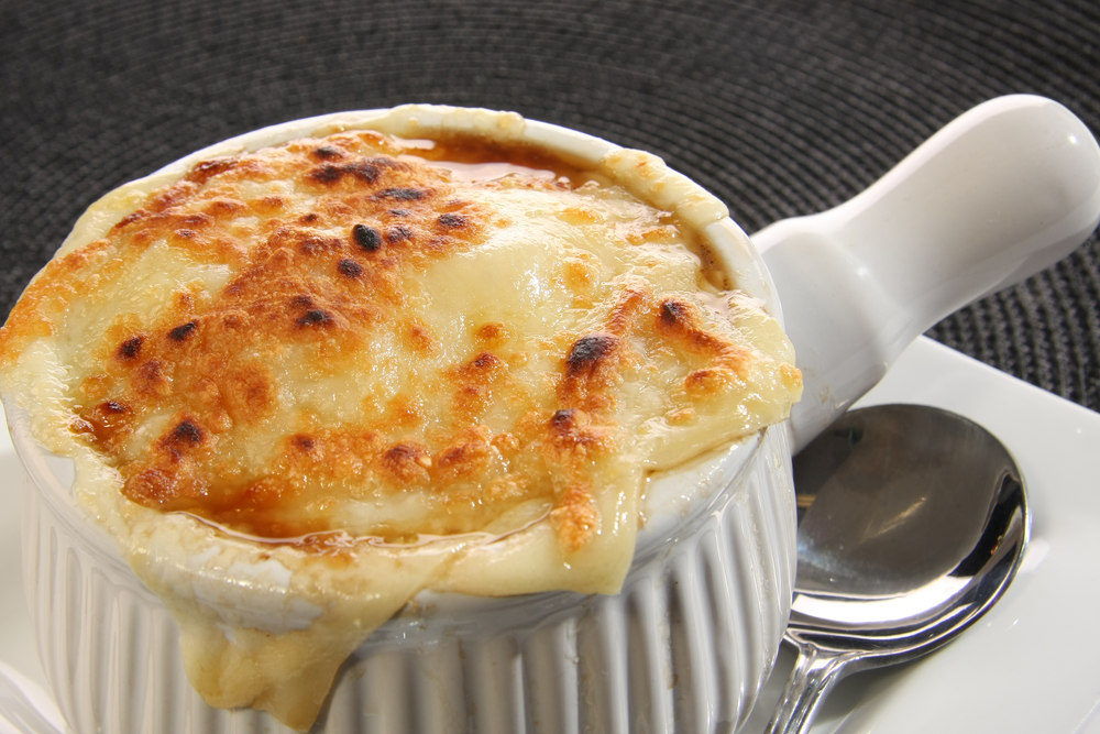 Sopa de cebolla típica francesa