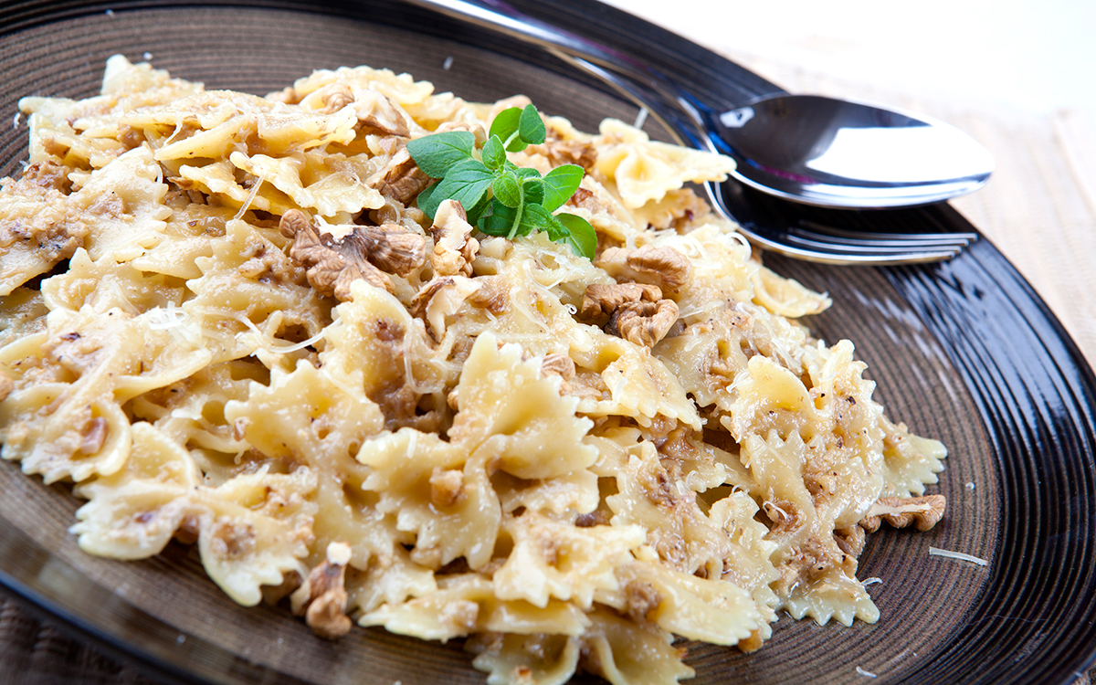 Lazos de pasta con salsa de queso y nueces