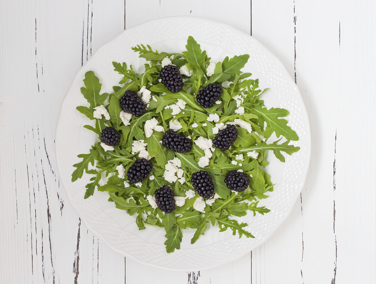 Ensalada verde con moras y queso fresco