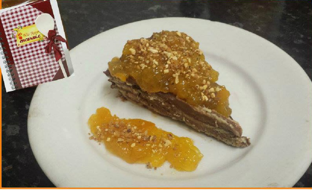 Pastel de Galletas y Chocolate negro con mermelada de melocotòn y almendras crujientes :