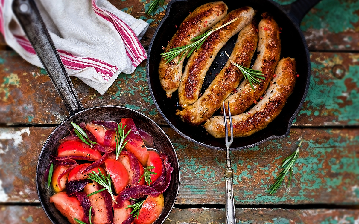 Salchichas con cebolla, manzanas y romero