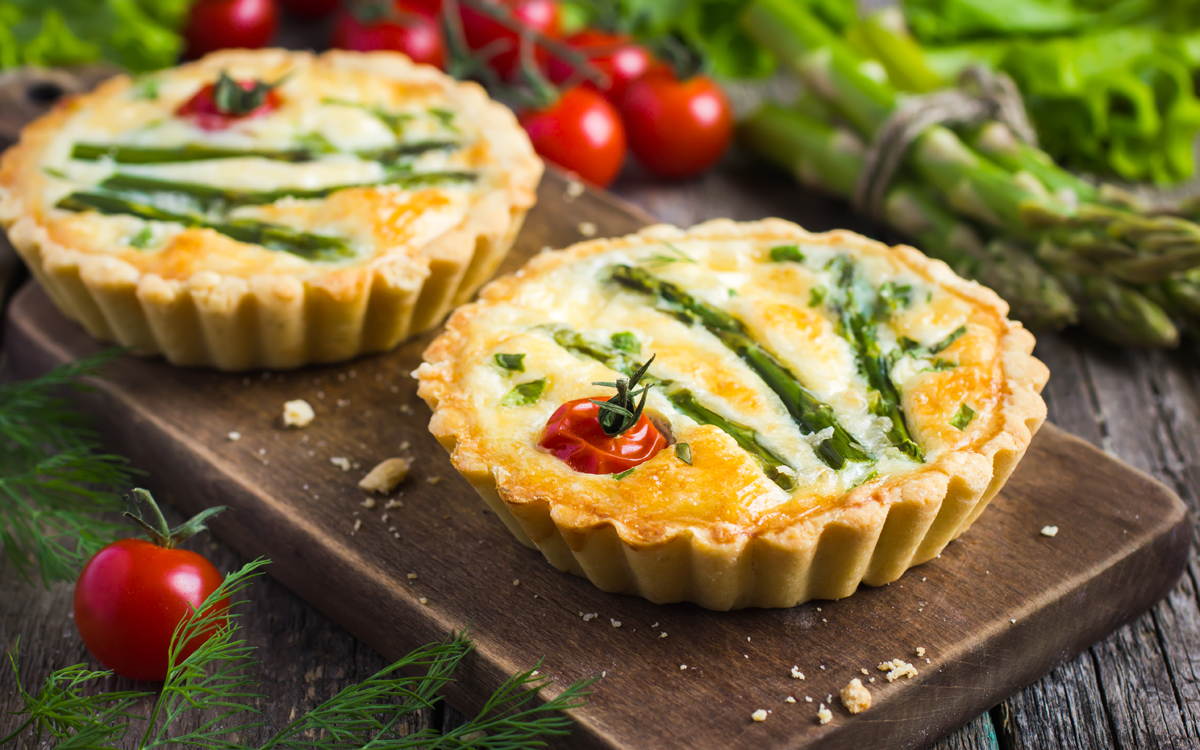 Quiche de espárragos y tomates cherry 