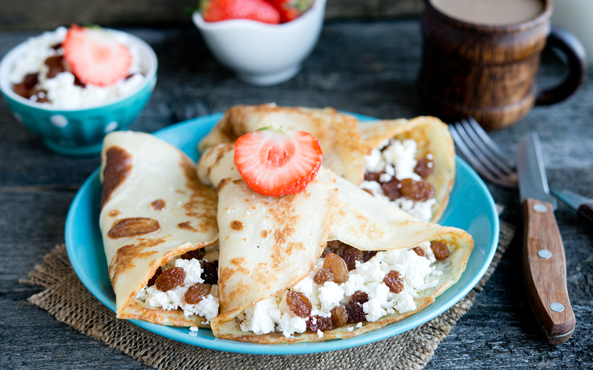 Crepes con queso fresco, fresas y pasas