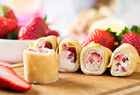 Brochetas de crepes con fresas y queso cremoso Brochetas de crepes con fresas y queso cremoso