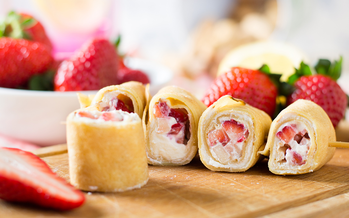 Brochetas de crepes con fresas y queso cremoso