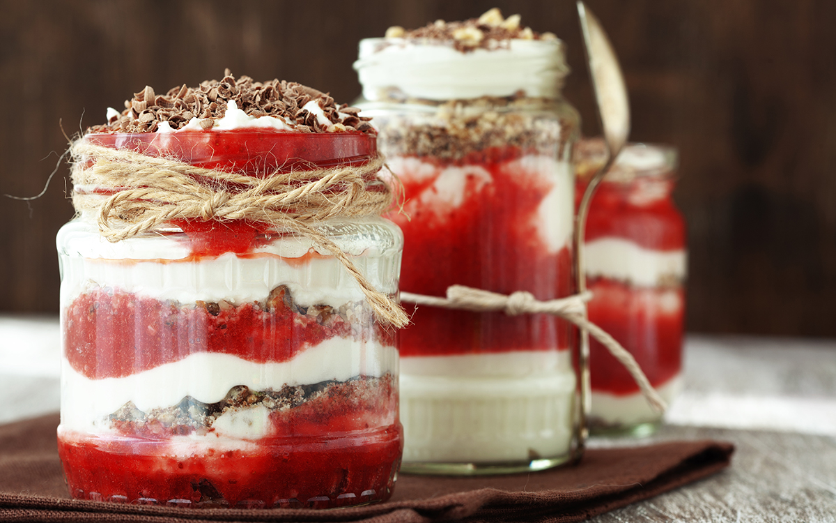 Postre de fresas, queso cremoso y nueces