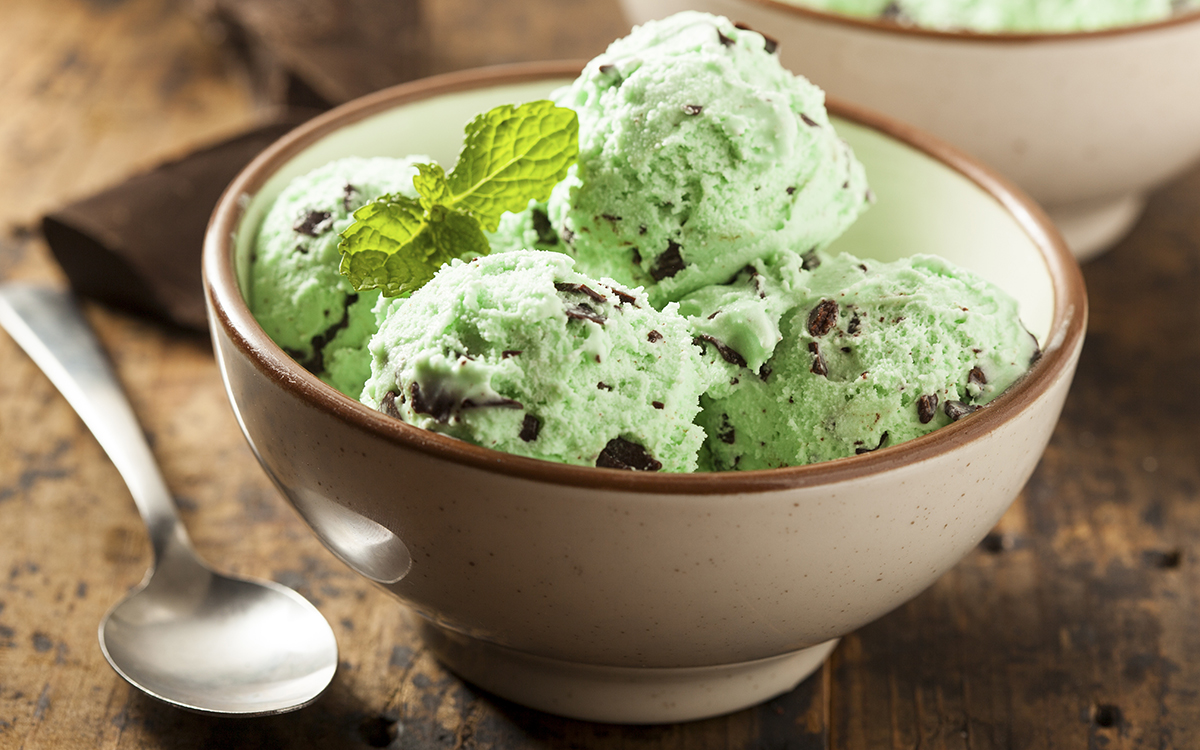 Helado de menta con pepitas de chocolate