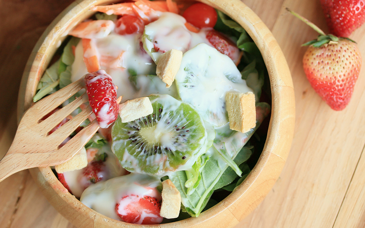 Ensalada de frutas y croutons