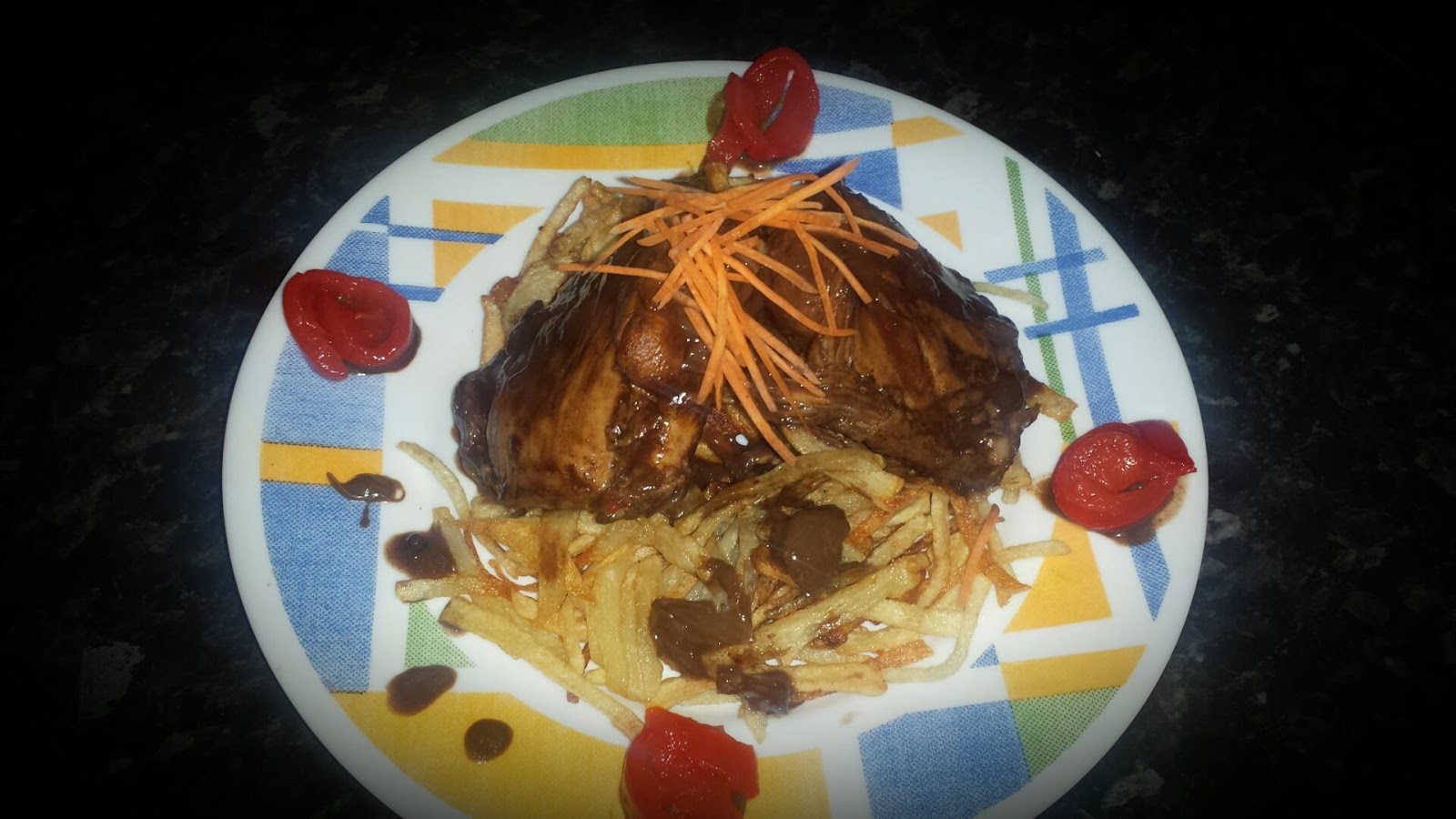 CONTRAMUSLOS DE POLLO CON CHOCOLATE EN PATATAS NIDO.