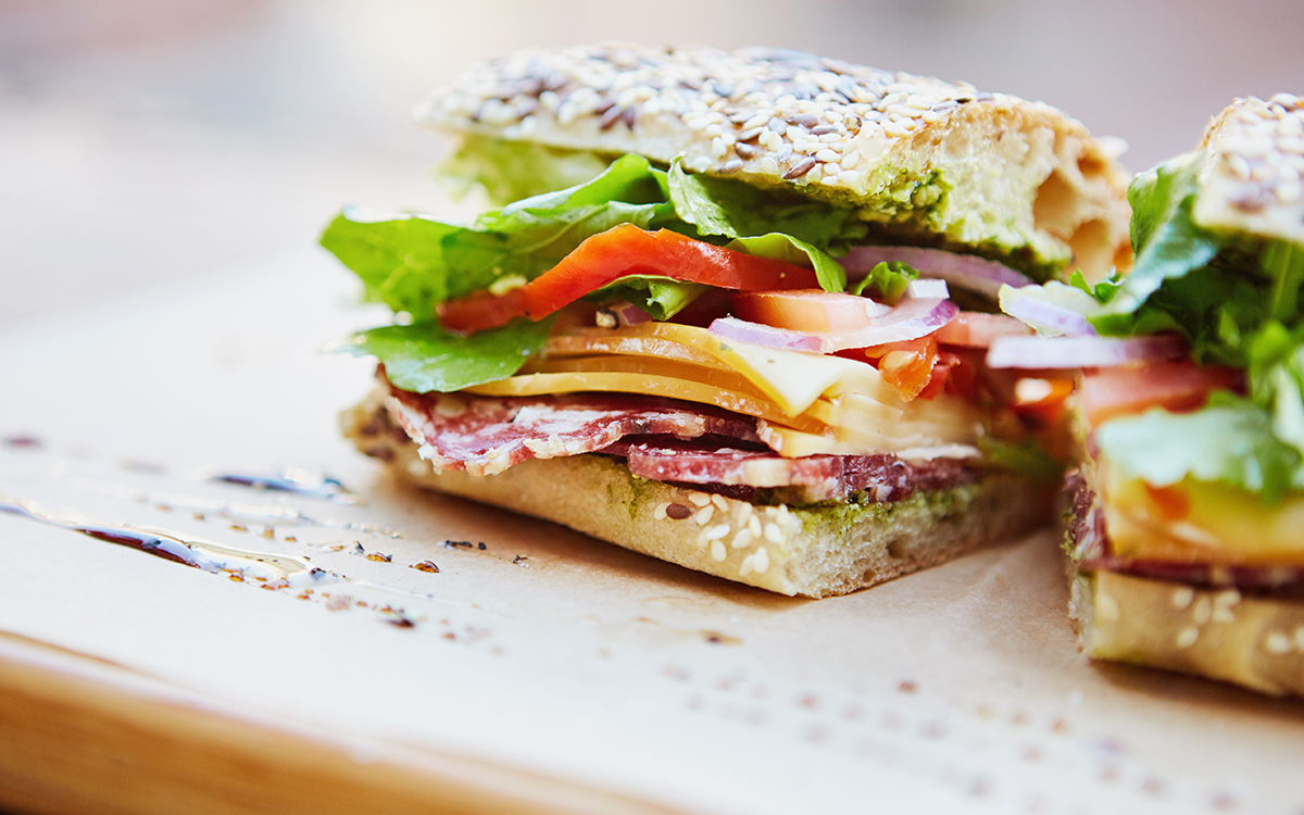 Bocadillo de salami, tomate y queso