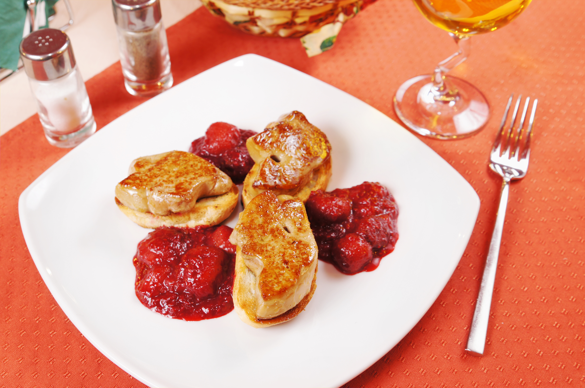 Foie fresco con salsa de manzana y frutos rojos