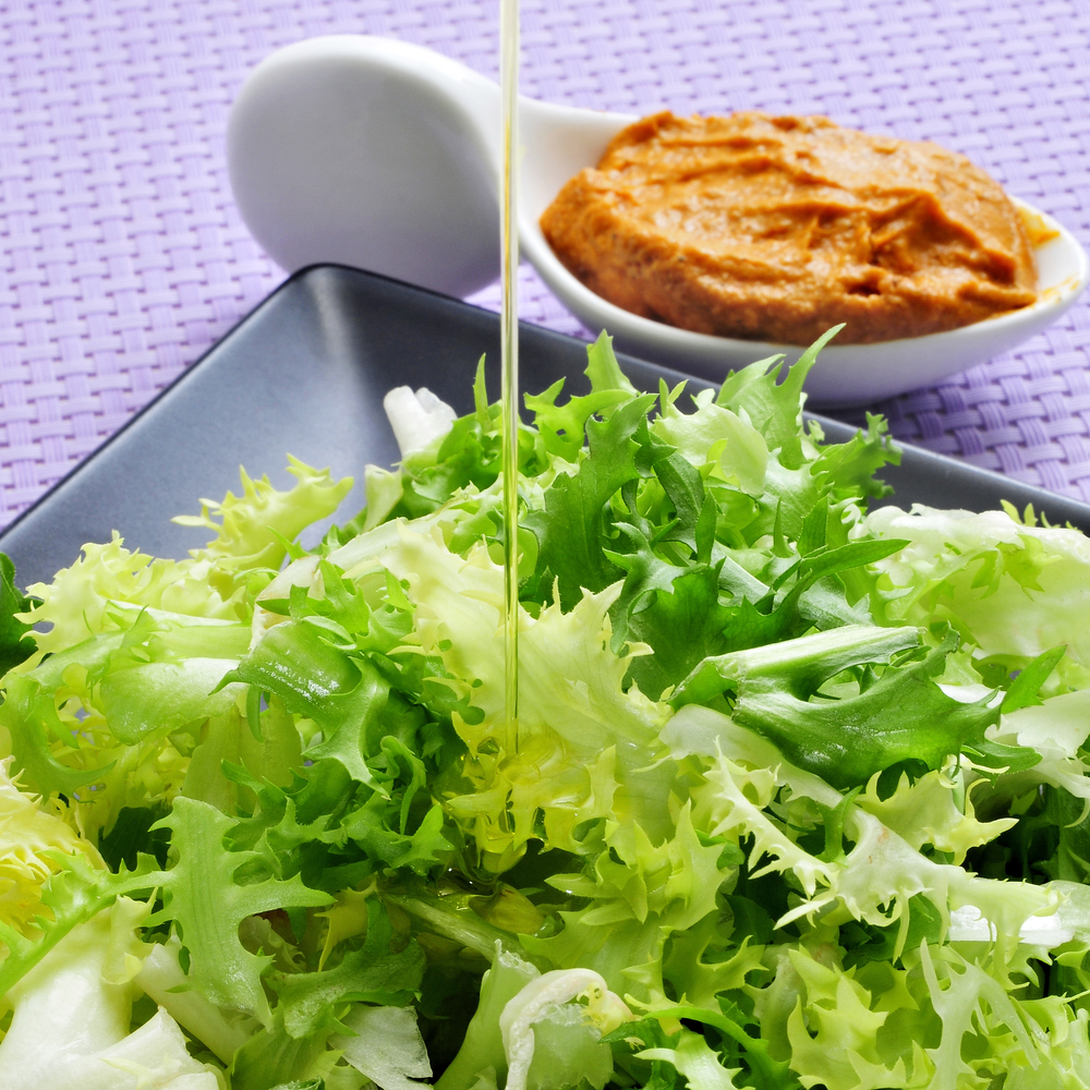 Ensalada de escarola con salsa romesco