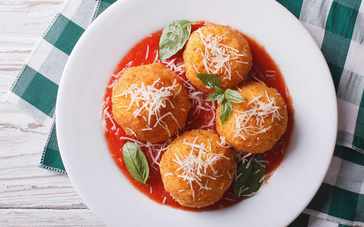 Arancini con salsa de tomate