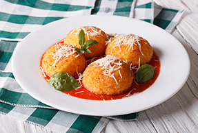 Arancini con salsa de tomate Arancini con salsa de tomate