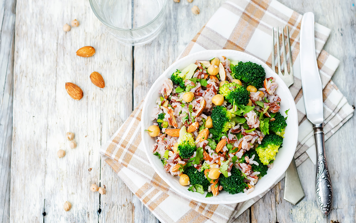 Ensalada de arroz, brócoli y garbanzos