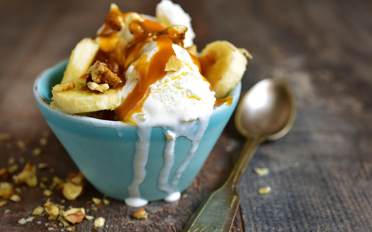 Helado de vainilla con nueces, plátano y caramelo