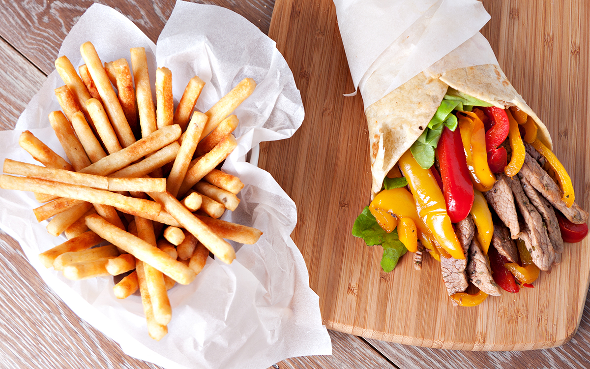 Fajitas de carne con patatas fritas