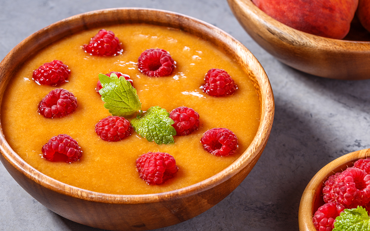 Gazpacho de melocotón con frambuesas