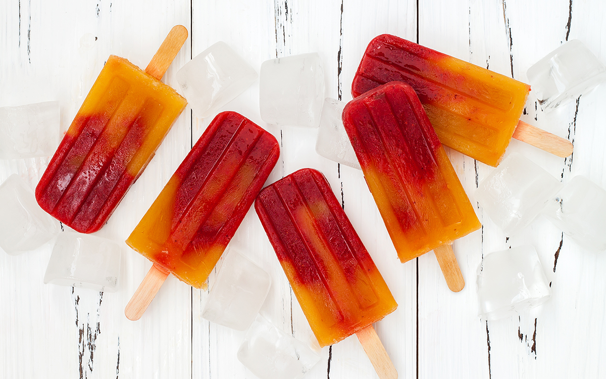 Popsicles o polos de fresa y melocotón