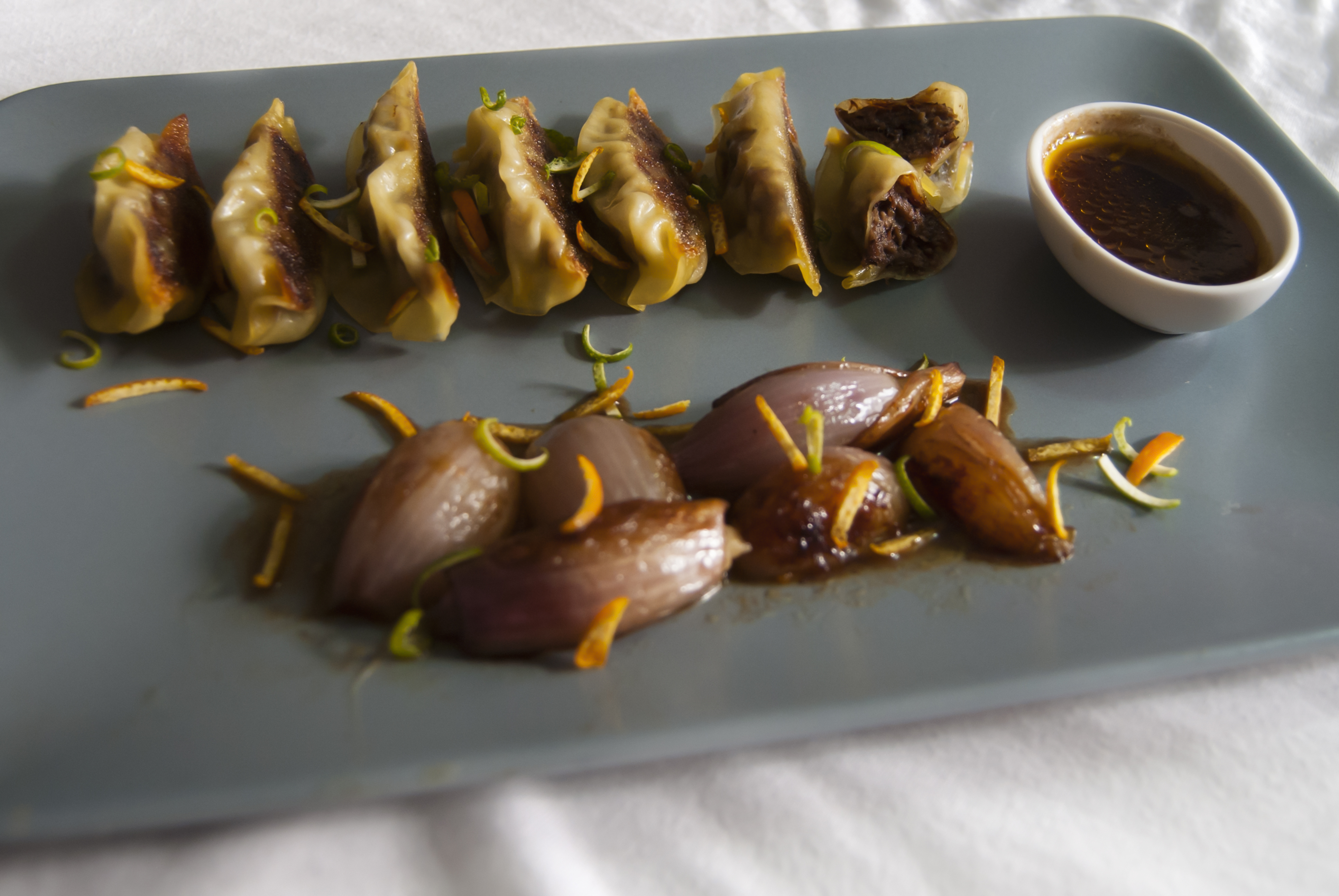  GYOZAS DE RABO DE TERNERA CON SALSA DE VINO TINTO Y CHALOTAS GLASEADAS 