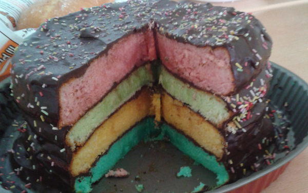 Bizcocho de colores con chocolate.