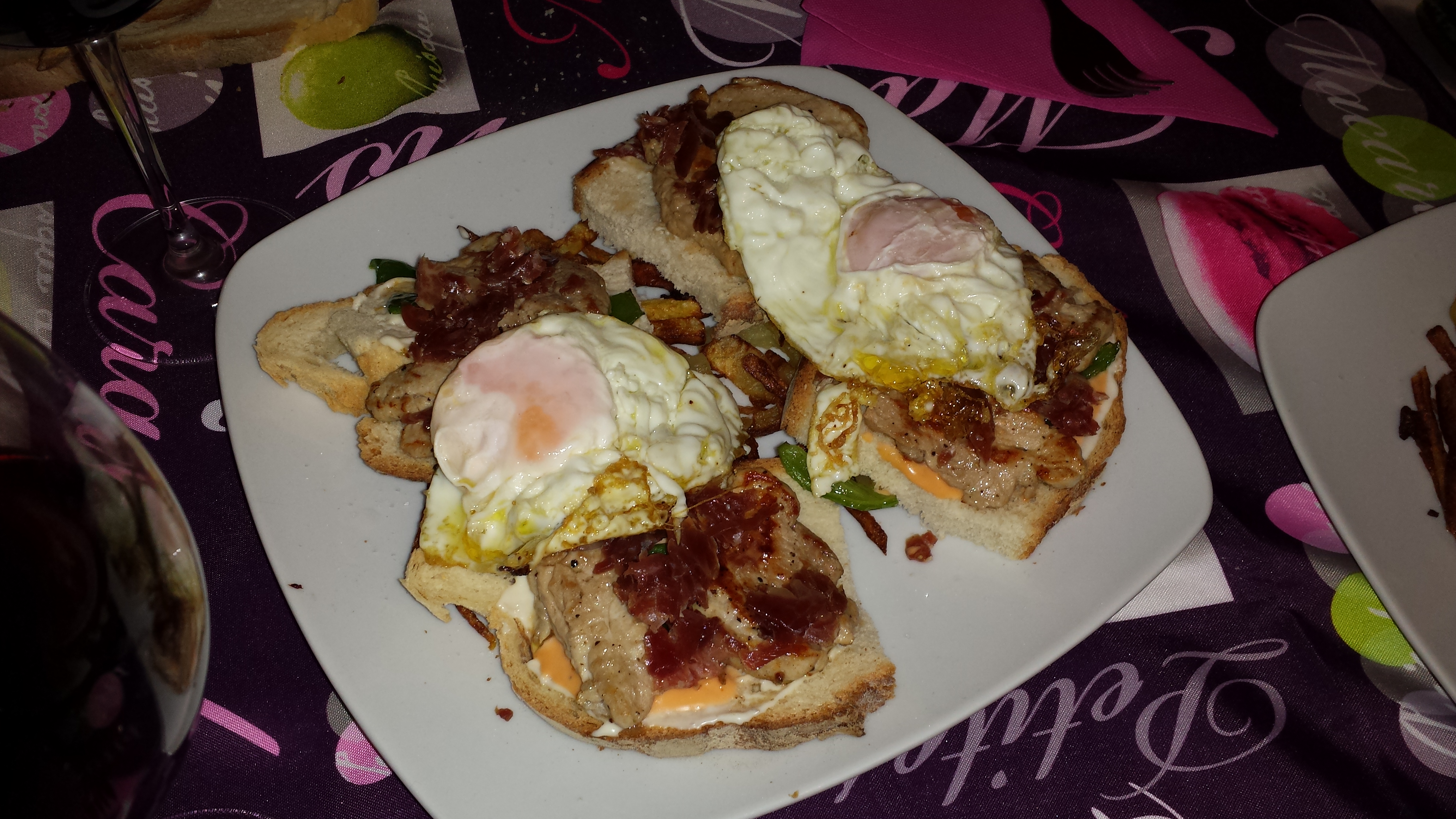 TOSTA DE SOLOMILLO, PIMIENTO, JAMÓN IBÉRICO Y HUEVO FRITO