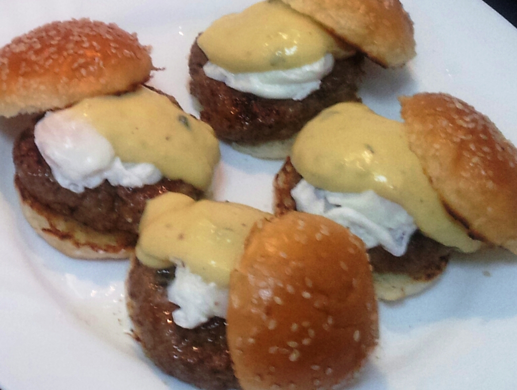 Mini Burguer con huevos de codorniz a la Benedictina