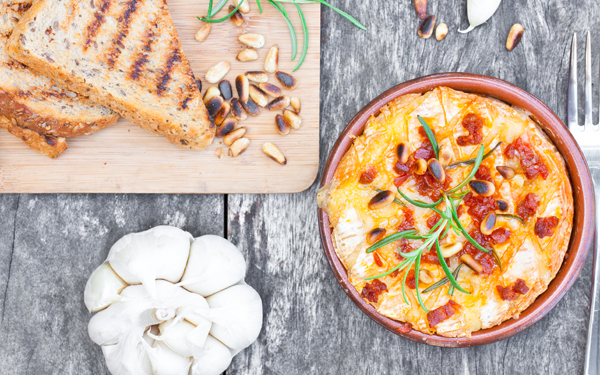 dip de queso al horno con chorizo y piñones