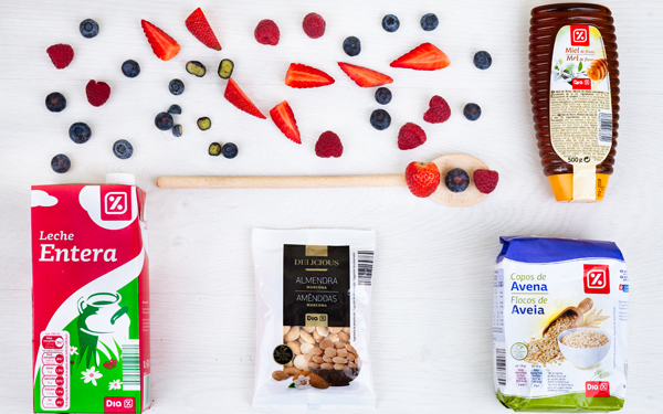 copos de avena o porridge con fresas para desayunar