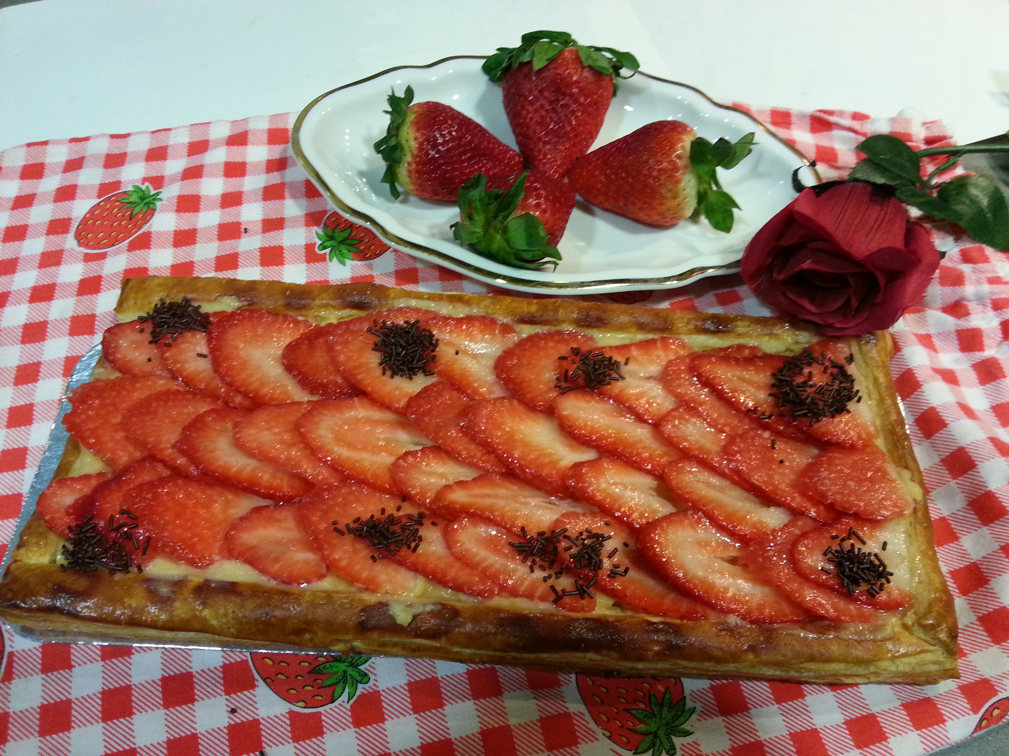 TARTA DE HOJALDRE CON CREMA PASTELERA Y FRESAS