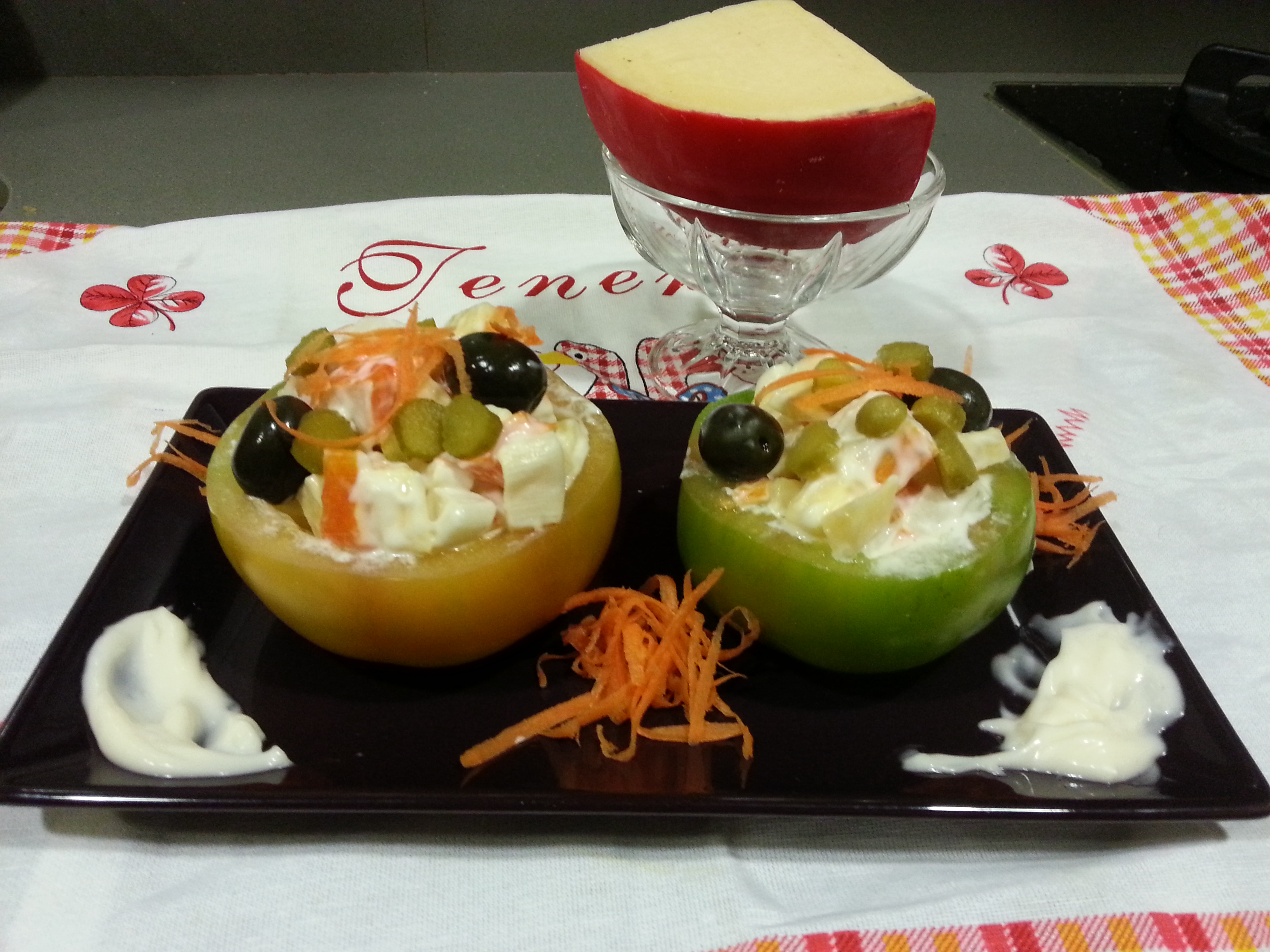 TOMATES RELLENOS DE QUESO DE BOLA