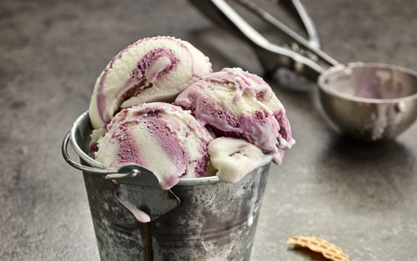 helado casero de vainilla y frutos rojos