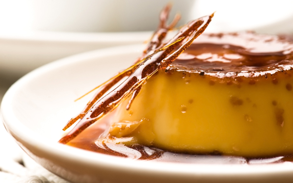 flan con caramelo crujiente