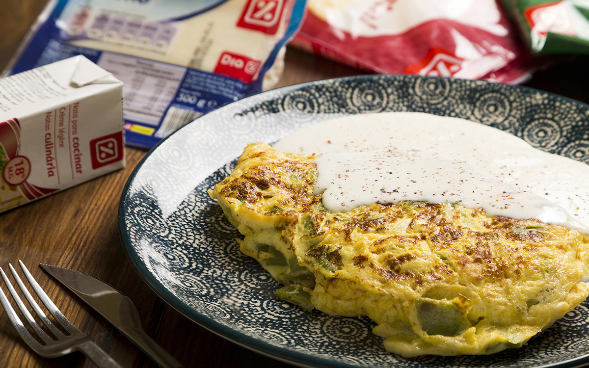 Tortilla francesa de judías verdes con salsa de queso