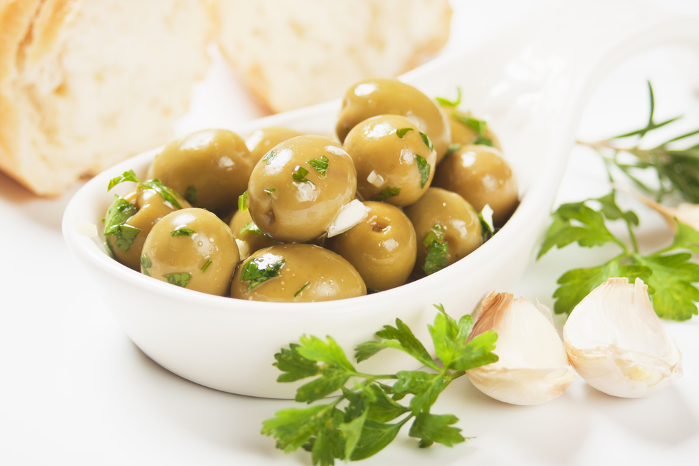 Aceitunas manzanilla, con ajo perejil y aceite de oliva