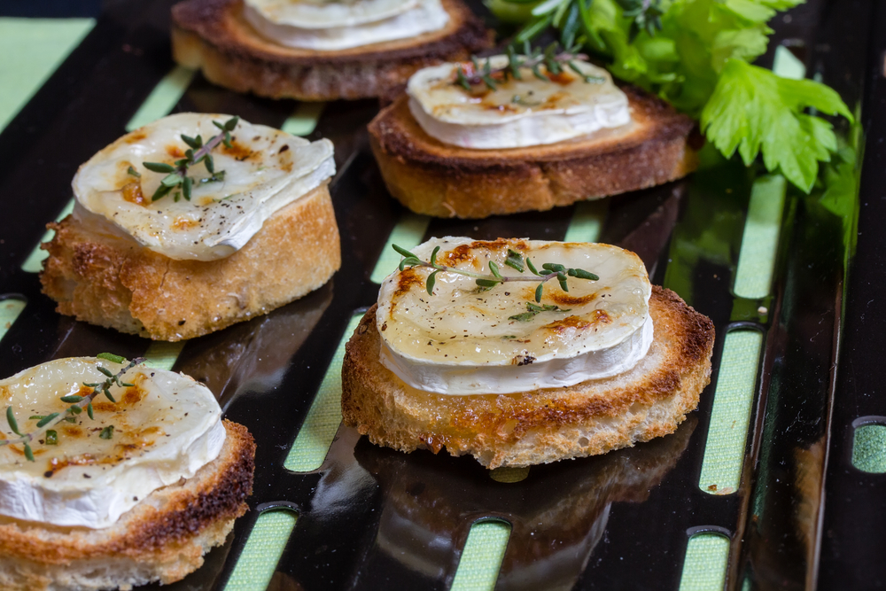 Canapés de queso de cabra caramelizado