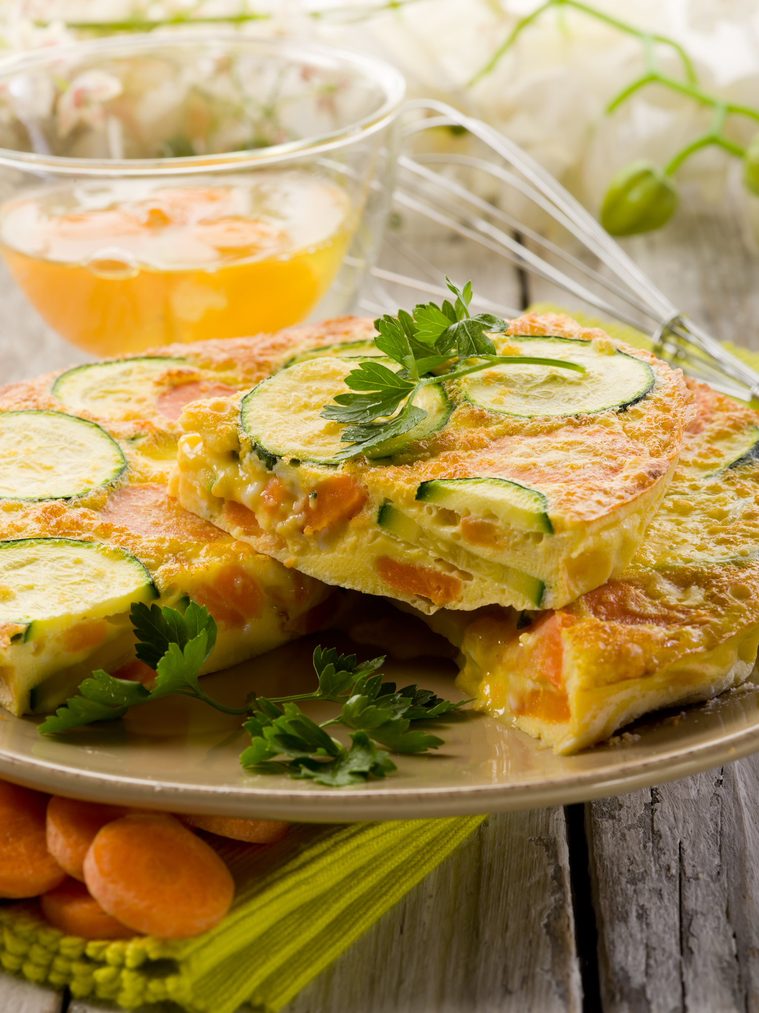 Tortilla de calabacines, zanahoria y perejil