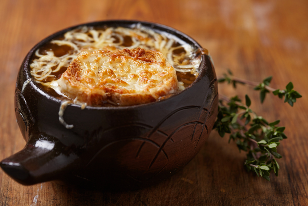 Sopa de cebolla con jamón de pato