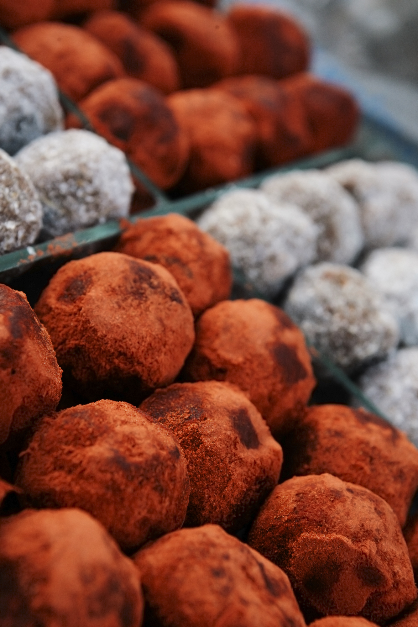 Bolitas de tamarindo con azúcar y con chile Bolitas de tamarindo con azúcar y con chile