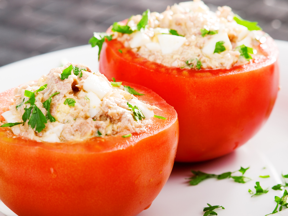 Tomates rellenos con atún y bechamel